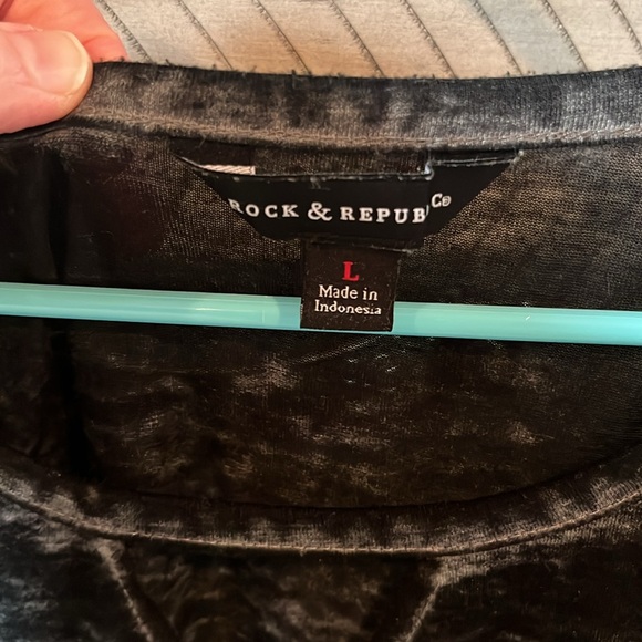 Rock and Republic cold Shoulder  shirt - Picture 2 of 5